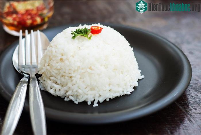 Không nên để cơm nguội quá 1 ngày trong tủ lạnh trước khi đem hâm nóng.