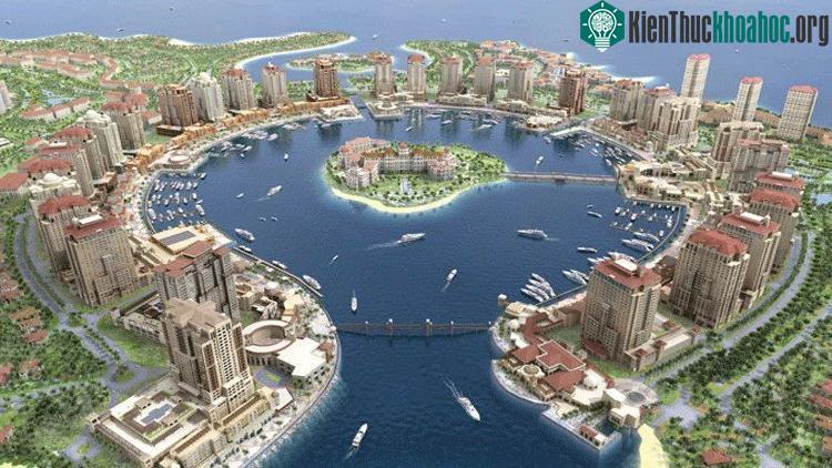 Vịnh Ngọc Trai du thuyền đậu kín, trên bờ là các cửa hàng hàng hiệu.