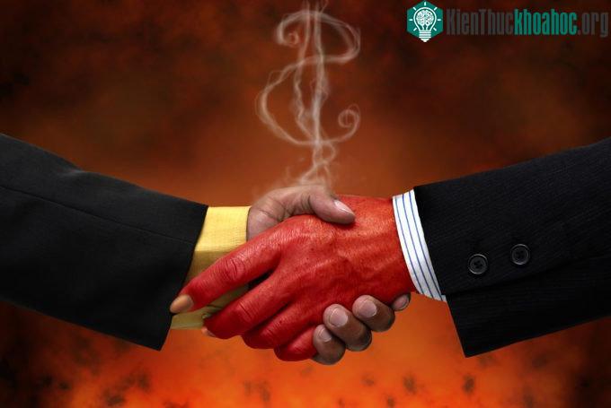Lịch sử ghi nhận không ít trường hợp tôn sùng, thờ phụng quỷ Satan, thậm chí là lập thỏa thuận bán linh hồn cho ma quỷ. Xem thêm tại đây