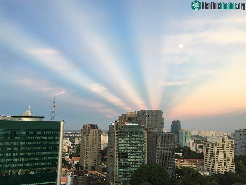 Trong ánh chiều vàng, những tia rẻ quạt chuyển nhiều màu sắc