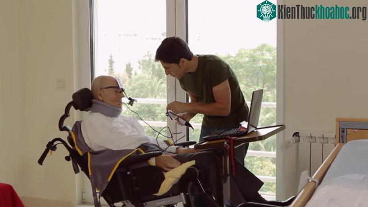 Ivo Vieira đang tiến hành thử mẫu kính EyeSpeak cho cha mình. (LusoVu).