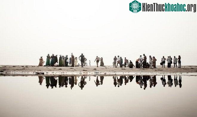 Những tín đồ Hindu giáo dọc bờ sông Hằng chuẩn bị tắm dưới làn nước của con sông linh thiêng.