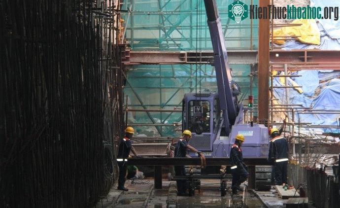 Phía dưới lòng đất hàng chục công nhân làm việc hăng say công tác an toàn lao động luôn được xem trọng hàng đầu.