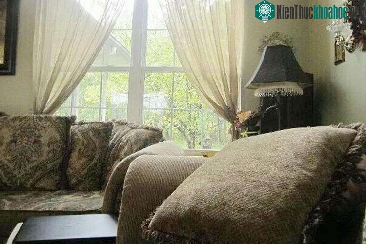 Nếu nhìn kĩ, bạn sẽ thấy căn phòng này không hề an toàn và "bình thường".