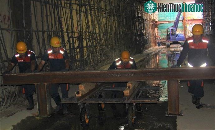 Công nhân hối hả làm việc dưới nhà ga ngầm Ba Son.