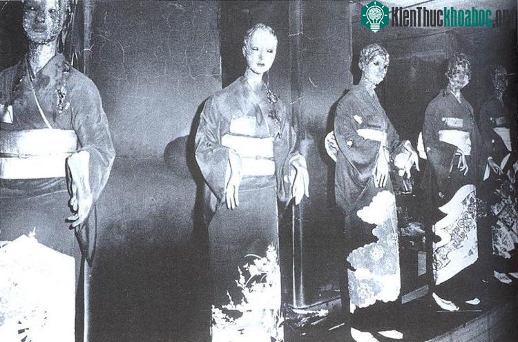 Những con ma-nơ-canh mặc kimono lặng thầm trong bóng tối với đôi mắt vô hồn, chứng kiến năm tháng dần qua.