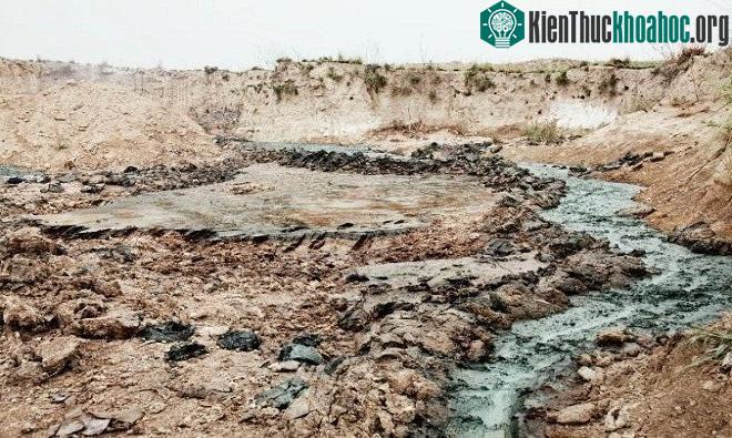 Chất hóa học tràn ra từ một trong những xưởng thuộc da của Kanpur và đổ vào sông Hằng.