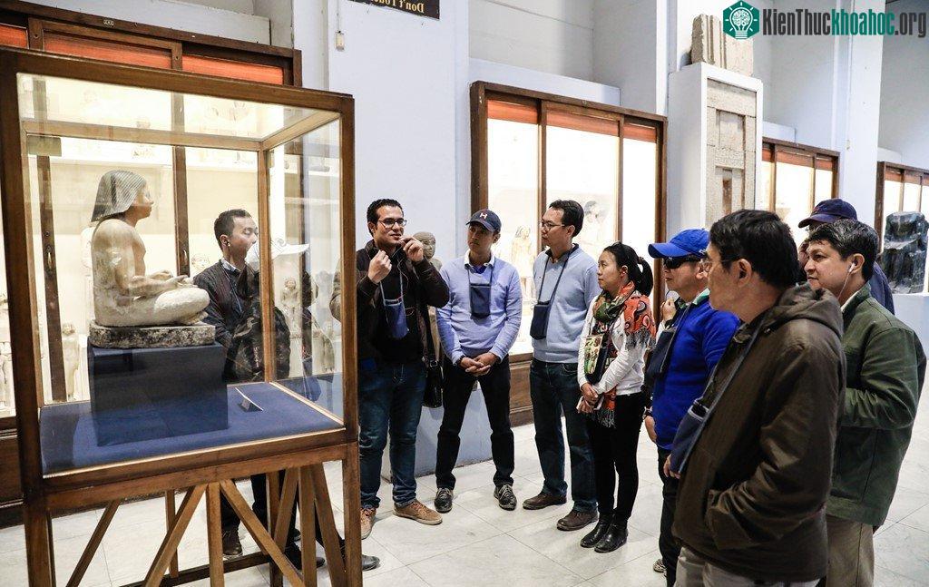 Hướng dẫn viên trong bảo tàng Ai Cập