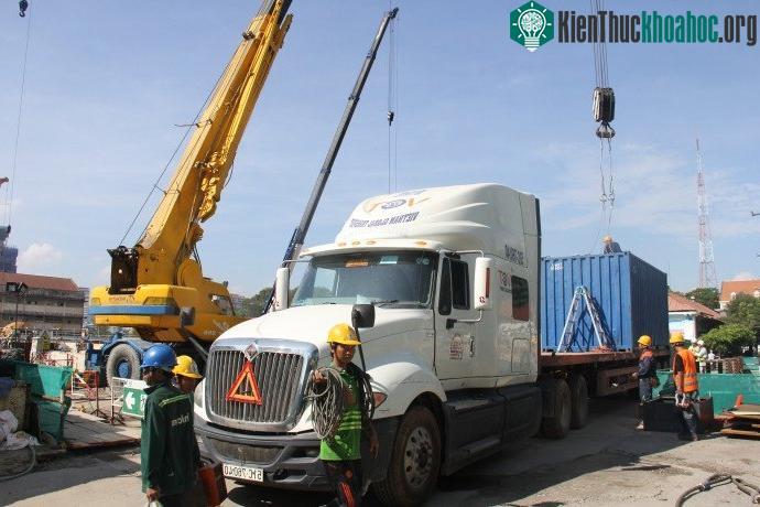 Sáng 17/3 các thiết bị máy móc của Robot TBM được vận chuyển bằng container từ Nhật Bản đã được đưa xuống lòng đất để lắp ráp.