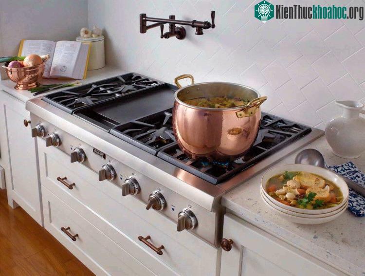 Khi đun nấu, nếu thấy cần thiết mới thêm nước. Nếu không, thời gian đun nước sôi sẽ kéo dài, lãng phí hơi gas.