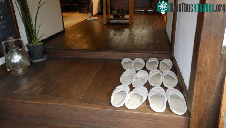 Việc để chân trần sẽ cải thiện sức khỏe khi giúp huyệt trên chân được kích thích mà không cần bấm huyệt đó.