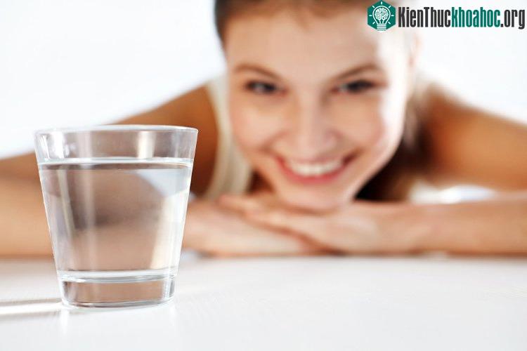 Uống 1 li nước giúp cung cấp năng lượng cho cơ thể ngay lập tức.
