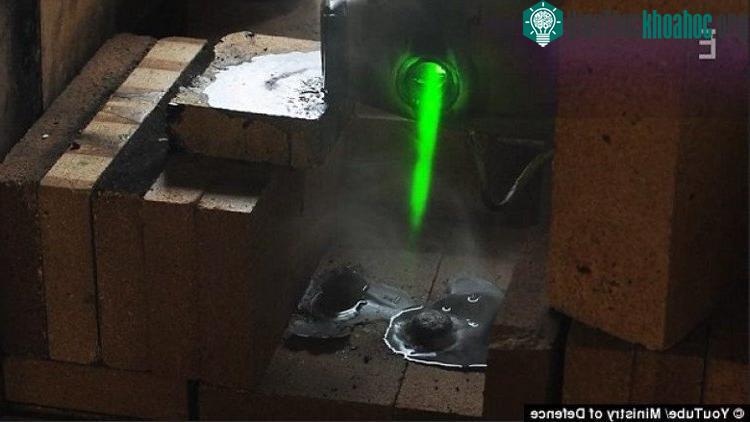 Cận cảnh vỏ súng cối bị súng laser làm tan chảy.