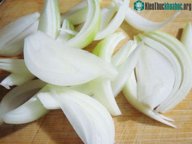 Hành tây cũng có tác dụng xua đuổi côn trùng.