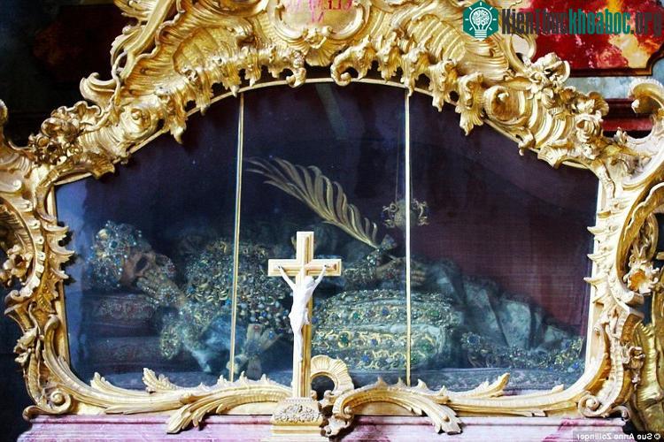 Bộ xương còn lại thuộc về Thánh Clemens qua đời ở Rome năm 95