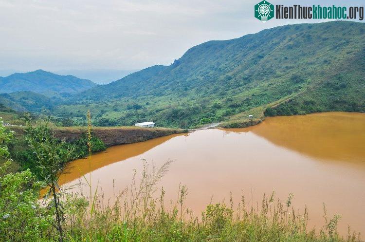Hồ Nyos ở Cameroon trở thành một hồ nước sát thủ do chứa đầy carbon dioxide. (Ảnh: jbdodane/Alamy).