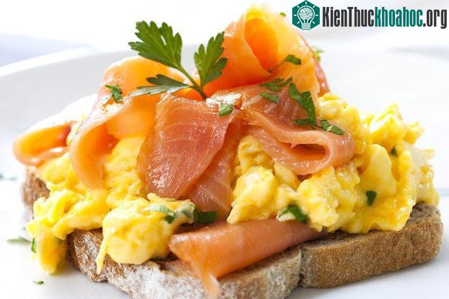 Thi thoảng, Nữ hoàng đổi món với bánh mì nướng cùng mứt hoặc order trứng, cá hồi hun khói và nấm.