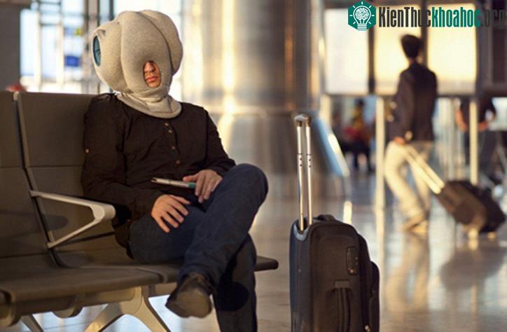 Chiếc gối Ostrich khiến du khách trông giống "người ngoài hành tinh".