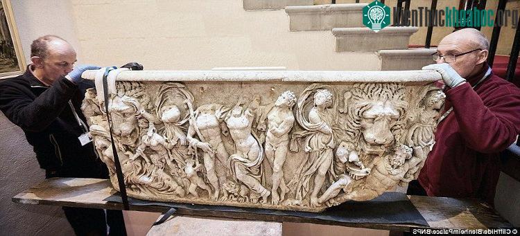 Trong số tranh khắc có hình thần rượu Dionysus đang say xỉn dựa vào thần rừng cũng say không kém.
