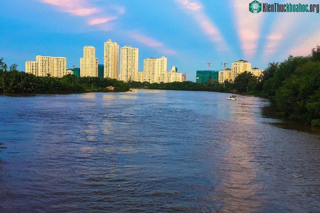 Nhìn từ xa, có 5 tia rẻ quạt in bóng mây trên bầu trời.