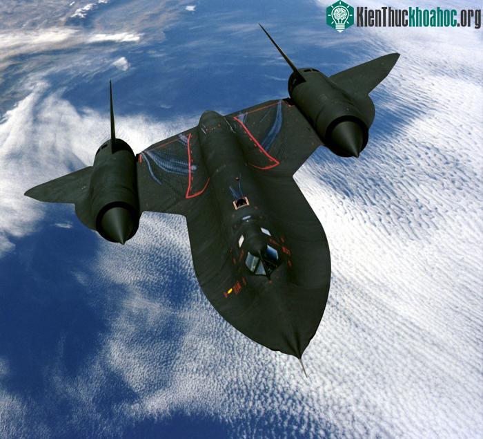 Tên lửa đất đối không (surface-to-air missle - SAM) cũng không thể bắn hạ được SR-71.