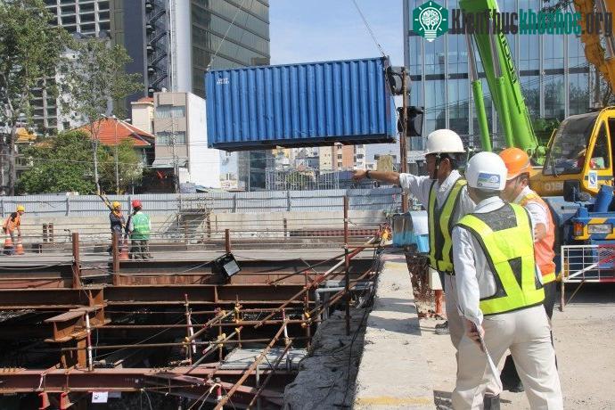 Trên công trường thi công nhà ga Ba Son hàng trăm công nhân kỹ sư Việt, Nhật đang ngày đêm thi công.