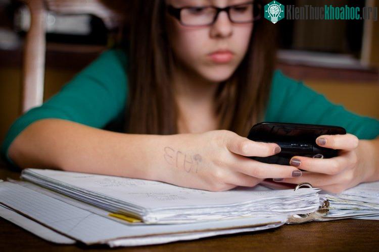 Học hành thi cử mà cứ cầm điện thoại thế này thì không ổn chút nào.
