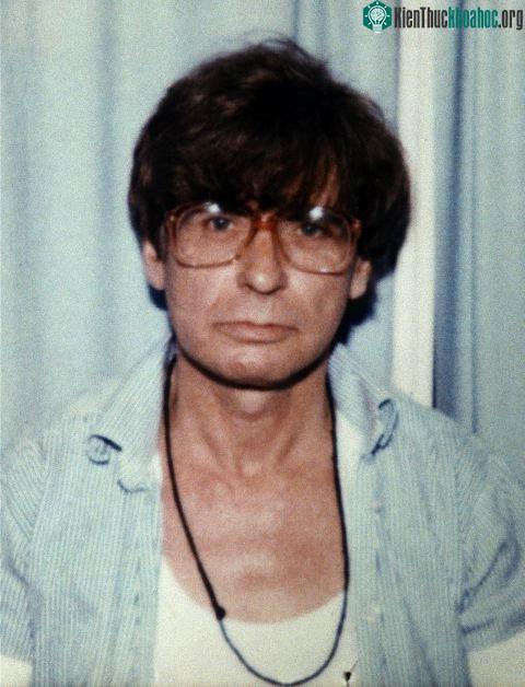 HĐXX đã buộc Dennis Nilsen 6 tội danh giết người và 2 tội danh âm mưu giết người.