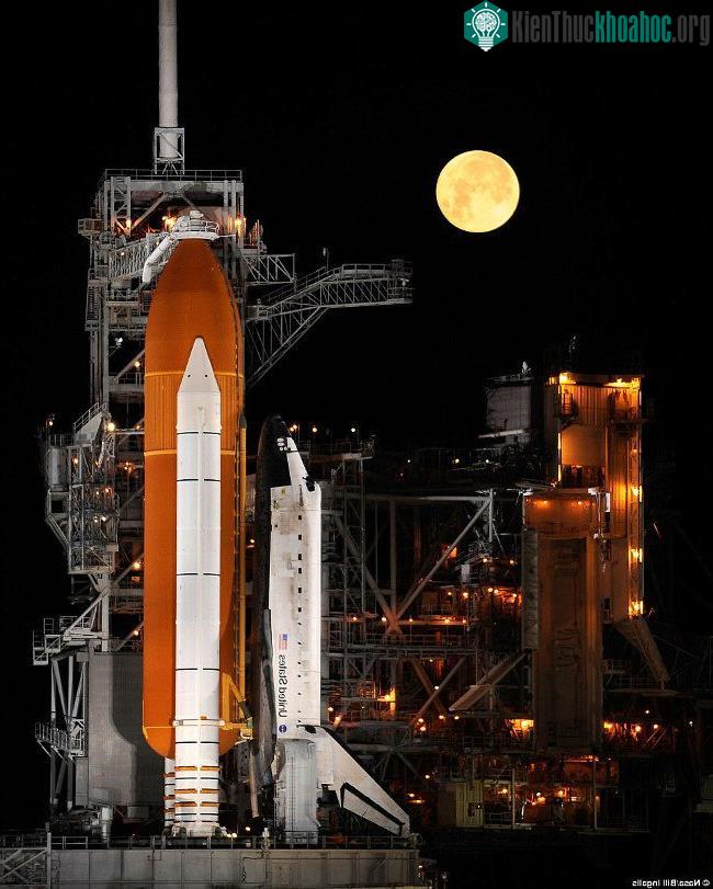 Tàu con thoi Space Shuttle Discovery trên bệ phóng vào năm 2009.