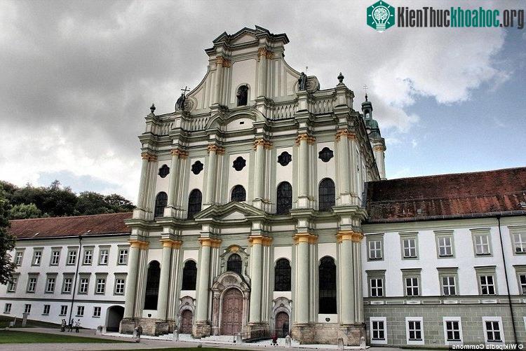Nhà thờ Furstenfeld được xây dựng vào giữa thế kỷ 13 bởi Louis II, công tước xứ Bavaria