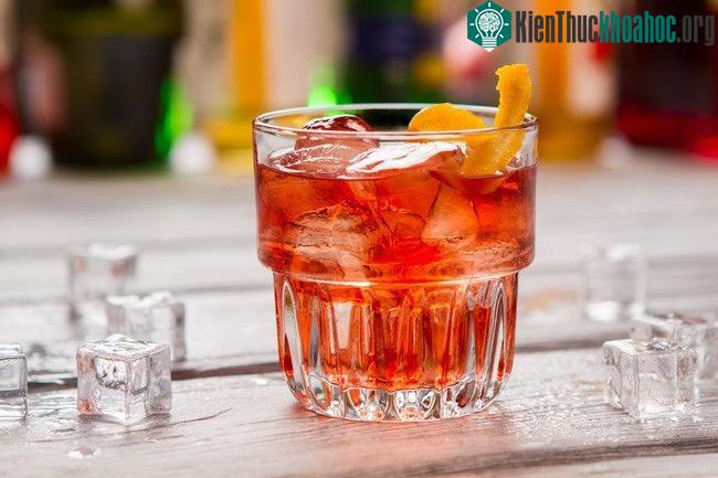 Trước khi vào bữa trưa, Nữ hoàng thường uống một chút rượu vang và Gin cùng vài lát chanh.