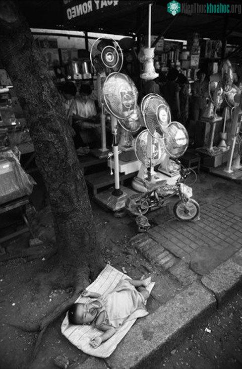 Giấc ngủ của em bé Sài Gòn năm 1988