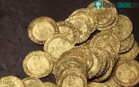 Theo Luật quốc tế, nước nào là chủ của những con tàu chìm đều được hưởng một nửa trị giá của kho báu.