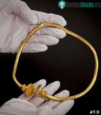 Cách trang trí trên mẫu vòng tay duy nhất thu hút sự quan tâm của các chuyên
