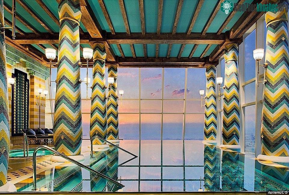 Spa nhiều màu sắc này nhìn xuống thành phố Dubai, với giá từ 320 USD cho 3 tiếng.
