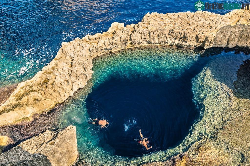 Hoạt động được du khách rất ưa thích khi đến Azure Window là bơi, lặn và chèo thuyền.