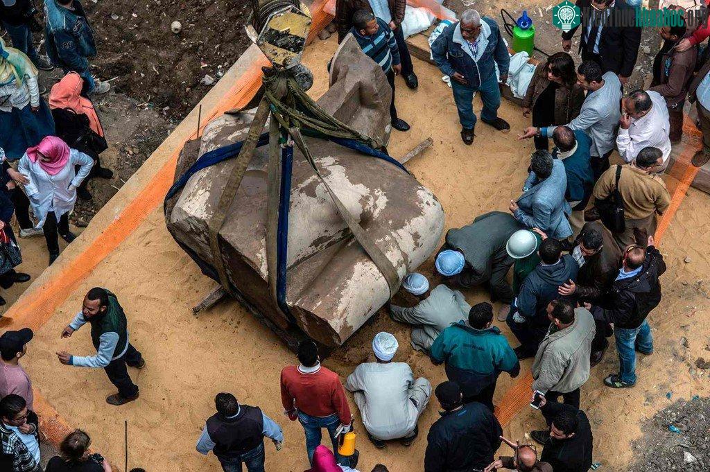 Trong ảnh là nửa thân tượng Vua Ramses II