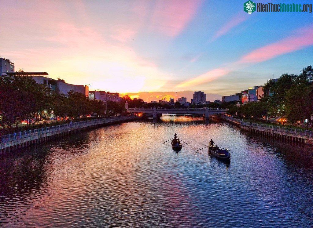 Tia rẻ quạt nhìn từ cầu Bùi Hữu Nghĩa, quận Bình Thạnh.