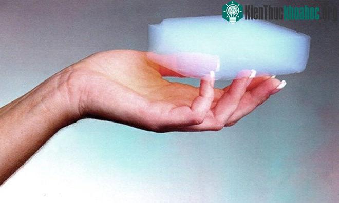Aerogel là một vật liệu rắn dạng bọt gần nhẹ như không khí, có khả năng giữ nguyên hình dạng.
