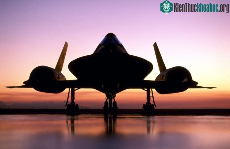 Nếu MiG-25 muốn khai hỏa tên lửa vào SR-71 ở vị trí mặt đối mặt thì máy tính trên MiG-25 không thể khóa mục tiêu được.
