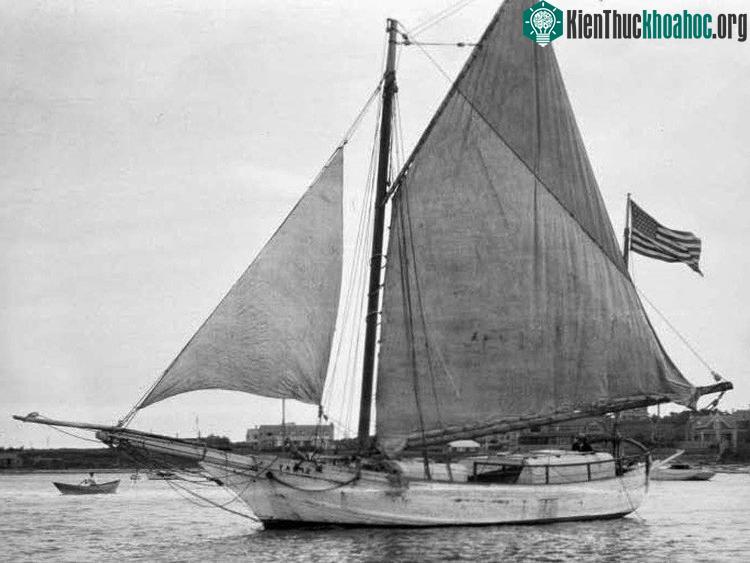 Người đầu tiên chèo thuyền một mình khắp thế giới