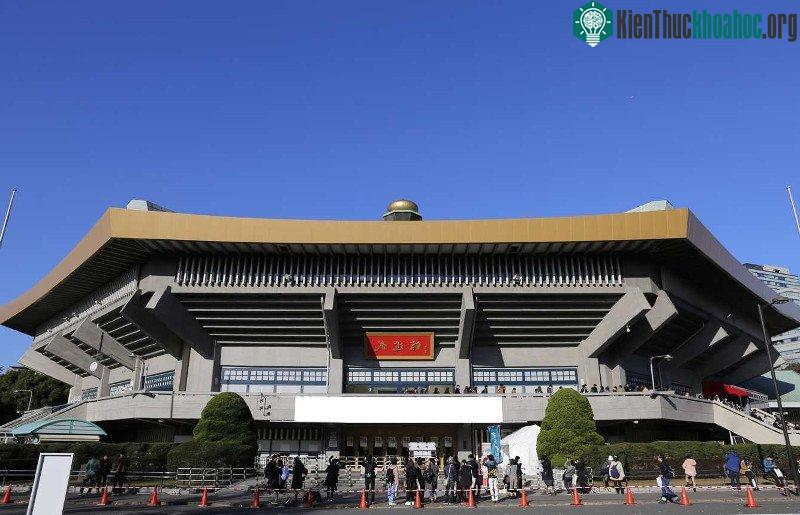 Phía Bắc của Hoàng cung là công viên Kitanomaru và nhà thi đấu Nippon Budokan