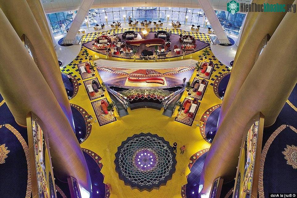 Burj Al Arab được thiết kế với những tinh hoa của nền văn hóa Ả Rập, với chiều cao lên tới 180m
