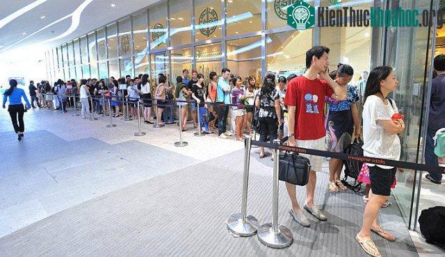 Cảnh xếp hàng thường thấy ở Singapore.