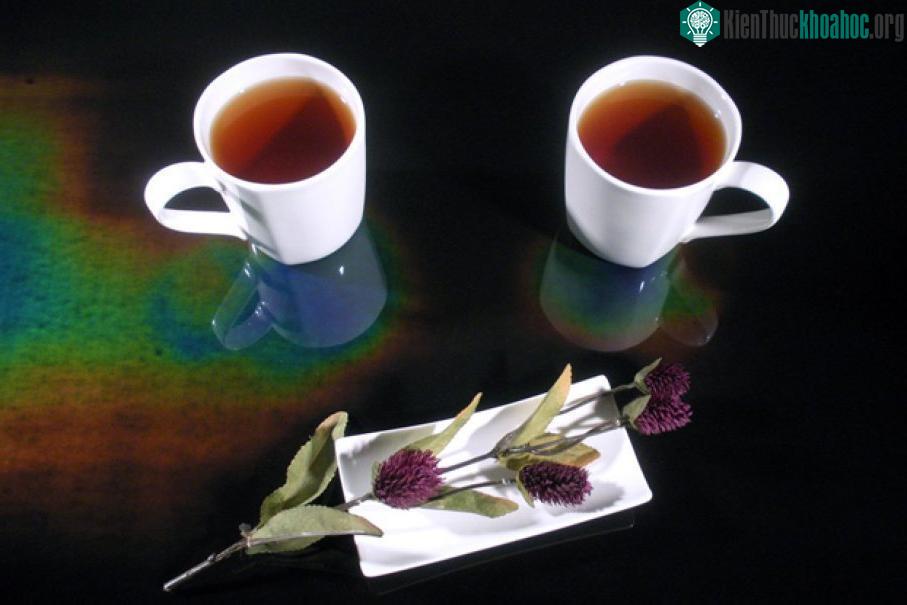 Gạch thủy tinh trang trí có phủ một lớp sơn thay đổi màu sắc theo nhiệt độ trên bề mặt.