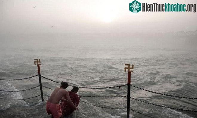 Tín đồ Hindu giáo tắm trên sông Hằng trong lễ Kumbh Mela để rửa sạch mọi tội lỗi.