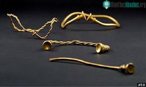 Những chiếc vòng xoắn có thể dành cho phụ nữ giàu có và quyền lực