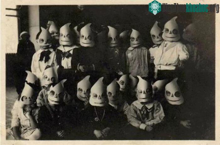 Tiệc hóa trang Halloween thời xưa?