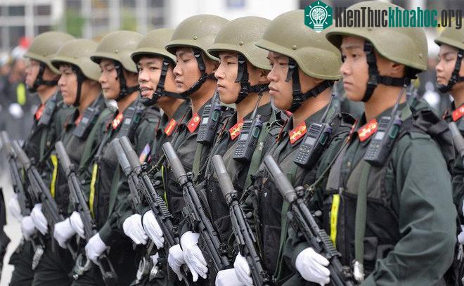Lực lượng CSCĐ được trang bị súng tiểu liên MP5A3 có ống giảm thanh. (Ảnh: Zing).