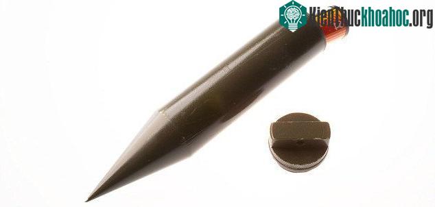 Chiếc đinh rỗng, bên trong chiếc đinh đặc biệt này chứa phim hoặc tài liệu trong những năm 1960.